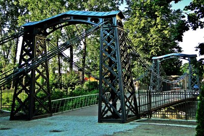 Zabytkowy most wiszący w Ozimku z 1827 roku